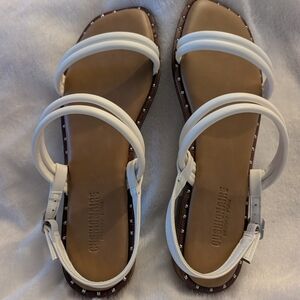 Cushionaire Virgo Size 9M White Triple-Strap Sandals